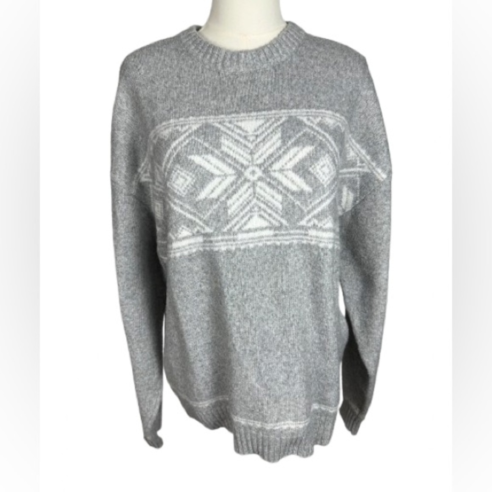 ❤️ SALE! 💙 Gray and White Winter Sweater Size L/XL